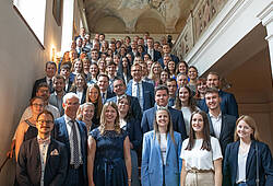 Gruppenfoto mit den Teilnehmerinnen und Teilnehmern der ABG-Lehrabschlussfeier 2023 im Münchner Künstlerhaus.