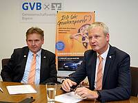 Thomas Pohl (links) und Franz Hofmann (rechts) vom VR Gewinnsparverein Bayern beim Interview mit "Profil".
