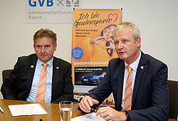 Thomas Pohl (links) und Franz Hofmann (rechts) vom VR Gewinnsparverein Bayern beim Interview mit "Profil".