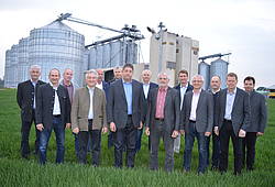 Gruppenbild mit Vorstand und Aufsichtsrat vor der Trocknung Reding eG.