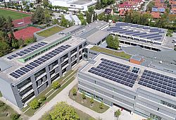 Photovoltaik-Anlagen auf dem Dach des Gilchinger Schulzentrums.