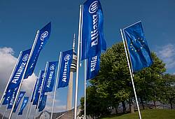 Flaggen der Allianz vor dem Münchner Olympiaturm.