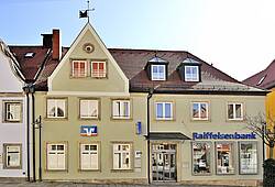 Frontansicht des Regionalcenters Kemnath der Raiffeisenbank Oberpfalz NordWest.