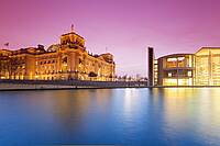 Blick über die Spree auf den Deutschen Bundestag.