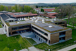 Luftaufnahme der Munich International School (MIS) in Starnberg.