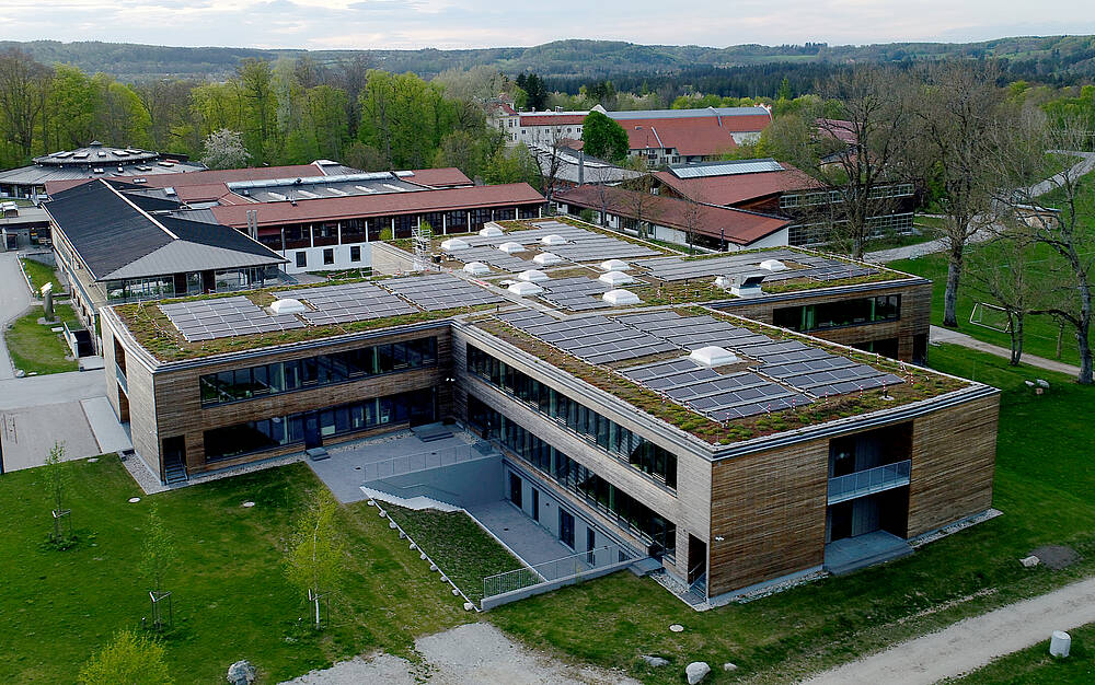 Luftaufnahme der Munich International School (MIS) am Starnberger See.