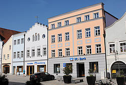 Die Hauptstelle der VR-Bank Isar-Vils in Vilsbiburg.