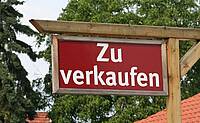 Ein Schild "Zu verkaufen" weist auf eine Immobilie zum Verkauf hin.