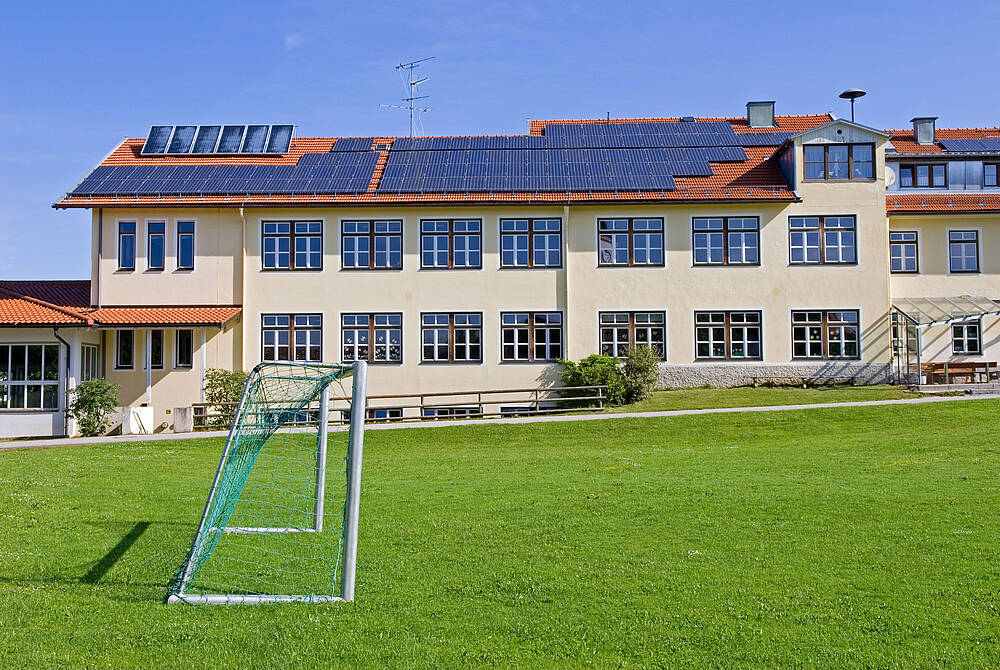 Eine Photovoltaik-Anlage auf dem Dach einer Schule in Bayern.