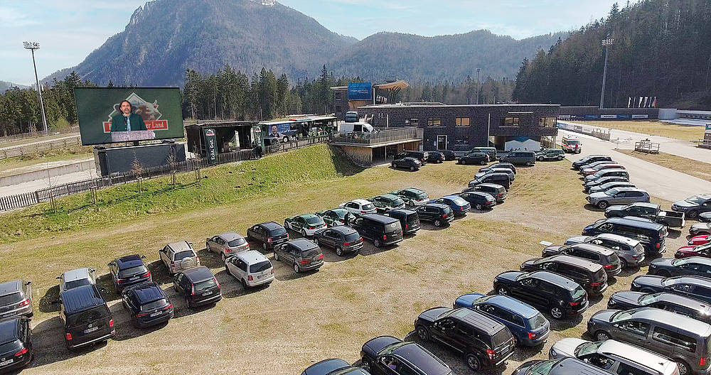 Luftaufnahme der Generalversammlung der Molkerei Berchtesgadener Land, die als Autokino organisiert war.