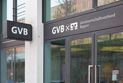Die Fassade der Zentrale des Genossenschaftsverbands Bayern (GVB) in München.