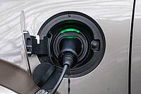 Stecker und Ladebuchse eines Elektroautos.