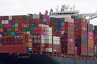 Großaufnahme eines Containerschiffs.