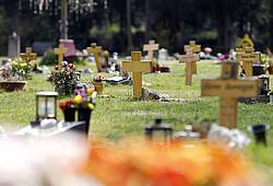 Blick auf einen Friedhof.