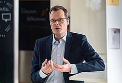 Porträtfoto von Joachim Wuermeling, Vorstandsmitglied der Deutschen Bundesbank.