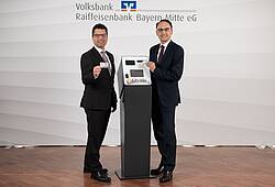 Die Volksbank Raiffeisenbank Bayern Mitte präsentiert einen Bitcoin-Automaten.