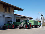 Zwei Traktorgespanne stehen vor dem Raiffeisen-Lagerhaus Moorenweis.