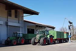 Auf dem Hof des Raiffeisen-Lagerhauses Moorenweis parken zwei Traktoren auf der Fuhrwerks-Waage.