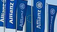 Fahnen vor dem Hauptgebäude der Allianz Deutschland in München.