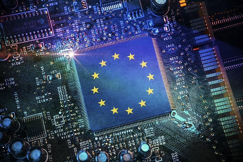 Eine Europaflagge auf einer Platine: Symbolbild für Künstliche Intelligenz.
