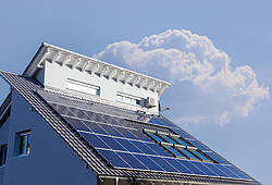 Eine Photovoltaik-Anlage auf dem Dach eines Wohnhauses.