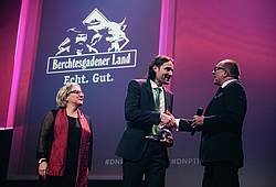 Bernhard Pointner nimmt den Deutschen Nachhaltigkeitspreis für die Molkerei Berchtesgadener Land entgegen.