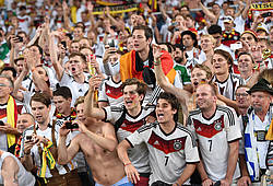 Fans im Deutschland-Trikot jubeln der Fußball-Nationalmannschaft zu.