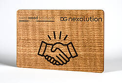 Bild einer nachhaltigen Bezahlkarte aus Holz von DG Nexolution.