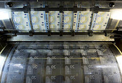 Auf einer Gelddruckmaschine werden 20-Euro-Scheine gedruckt.