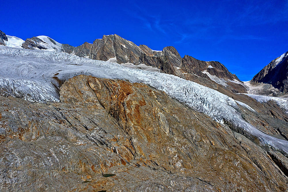 Hochgebirge mit Schnee.