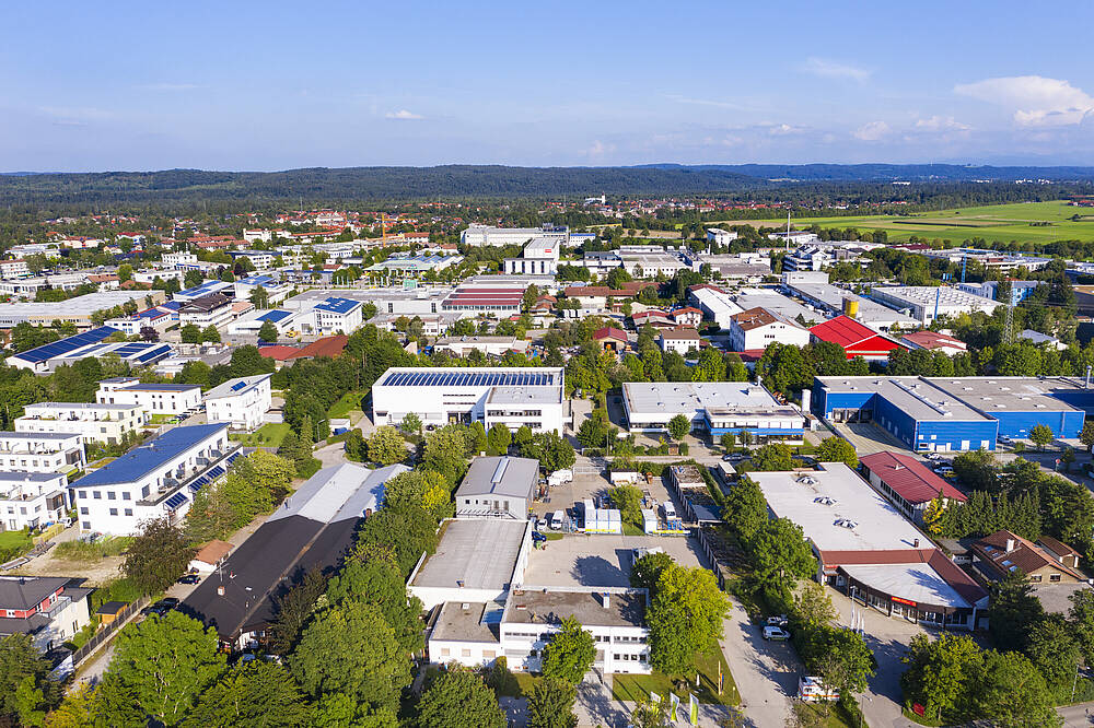 Luftaufnahme eines Gewerbegebiets in Bayern.