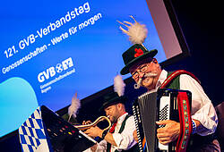 Musiker in Tracht spielen auf dem GVB-Verbandstag 2022 auf dem Münchner Nockherberg.