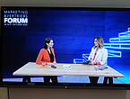 Das Bild zeigt einen Screenshot des digitalen MuV-Forums 2022 des Genossenschaftsverbands Bayern: Moderatorin Maxi Sarwas im Gespräch mit Christine Bucher von Kantar.
