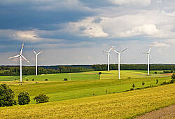 Windräder drehen sich in offener Flur (Symbolfoto).