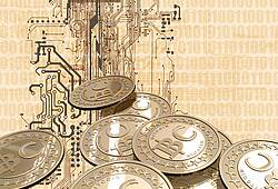 Symbolfoto: Bitcoin-Münzen stapeln sich vor einer stilisierten Platine.