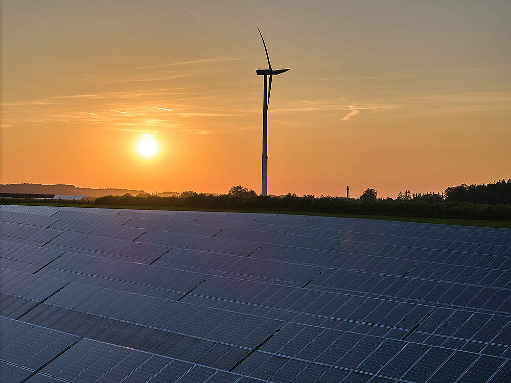 Bayerische Landschaft mit Photovoltaik-Anlage im Hintergrund.