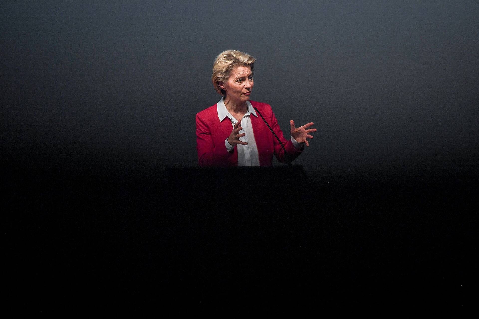 Ursula von der Leyen hält eine Rede vor dunklem Hintergrund.