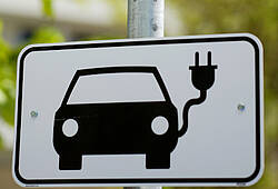 Ein Schild weist auf eine E-Tankstelle für Autos hin.