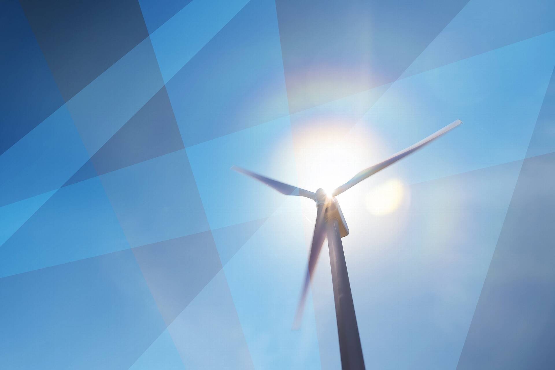 Ein Windrad im Schein der Sonne.