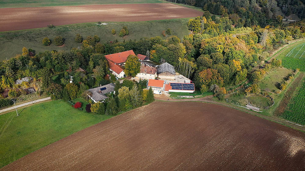 Luftaufnahme des Bleimer Schlosses im Altmühltal.