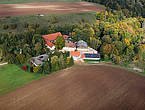 Luftaufnahme des Weinguts Bleimer Schloss im Altmühltal.