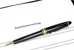 Ein Kugelschreiber liegt auf einem Blanko-Darlehensvertrag (Symbolbild).