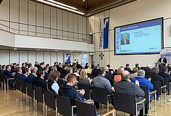 Blick in den Veranstaltungssaal beim Netzwerktreffen Energie der VR-Bank Landsberg-Ammersee in Landsberg am Lech.