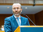 Der Europaabgeordnete und EVP-Parteivorsitzende Manfred Weber an einem Rednerpult.