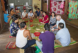 Vietnamesische Genossenschaftsmitglieder treffen sich mit Helmut Pabst vom DGRV.