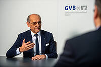 GVB-Präsident Gregor Scheller in einer Gesprächssituation.