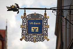 Schild mit dem Logo der VR-Banken in historischer Anmutung.