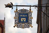 Schild mit dem Logo der VR-Banken in historischer Anmutung.